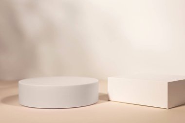 Güzellik veya kozmetik ürünleri için boş model ürün podyum arka planı.