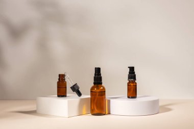 Beyaz podyumda pipetli Amber kozmetik şişesi, ürün ambalajı, peptitli yaşlanma önleyici serum, kozmetik modelleme, spa konsepti.