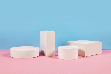 Güzellik kozmetik ürünleri sunumu sahne podyumu. Kozmetik, parfüm, mücevher ve modern marka görselleri için ideal.