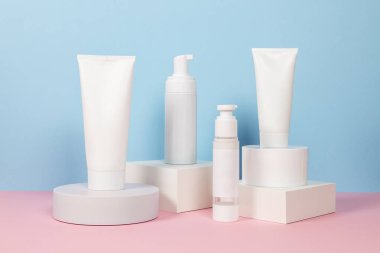Geometrik podyumlarda kozmetik ürün modelleri. Kozmetik sunumu için arkaplan.