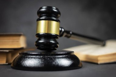 Avukat ya da hakim çekici mahkemede açık arttırma çekici kur masasında. Kitaplı yasal konu veya müzayede şirketi