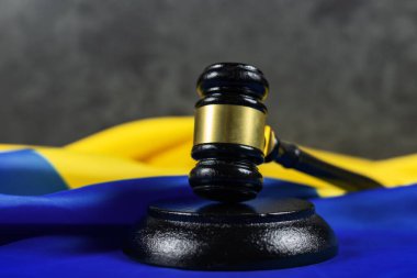 Ukrayna bayrağı Yargıç Tokmak, hukuk ve adalet kavramı Rusya 'nın Ukrayna' ya saldırması.