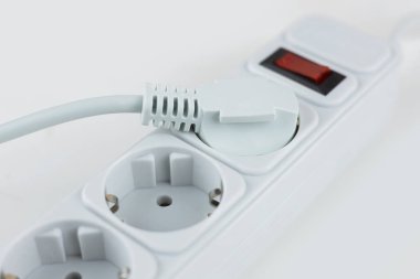 Elektrik prizli gerilim koruyucusu.