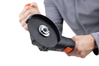 Çalışanların elleri açı öğütücü makinesini tutuyor. Beyazda izole edilmiş.