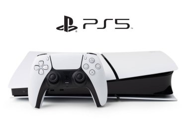 Dnipro Ukrayna - Aralık 29, 2024: Yeni Playstation 5 ince model ve izole arkaplan denetleyici.