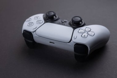 Dnipro Ukrayna - 29 Aralık 2024: Sony Play Station 5 'in yeni kablosuz kontrol sistemi olan Dualsense joystick veya oyun platformu.