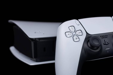 Dnipro Ukrayna - 29 Aralık 2024: Playstation 5 DualSense kablosuz kontrol ve yeni Sony oyun konsolu.