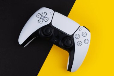 Dnipro Ukrayna - 29 Aralık 2024: Siyah ve sarı arka planda Playstation 5 oyun çift duyu denetleyici.