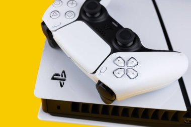 Dnipro Ukrayna - 29 Aralık 2024: Playstation 5 DualSense kablosuz kontrol ve yeni Sony oyun konsolu.
