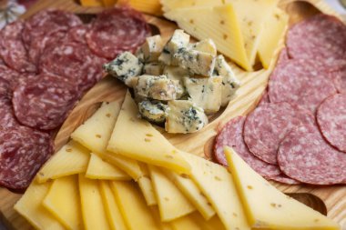 Şarküteri tahtası. Salamlı, jambonlu ve jambonlu et ve peynir tabağı aperatifleri.