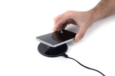 Akıllı Telefon Şarj Eden Adam Evde Kablosuz Şarj Pedi Kullanıyor.