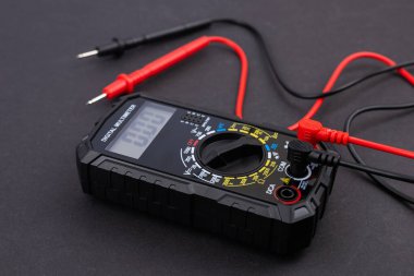 Koyu arkaplanda dijital çokölçer.