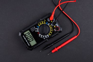 Koyu arkaplanda dijital çokölçer.