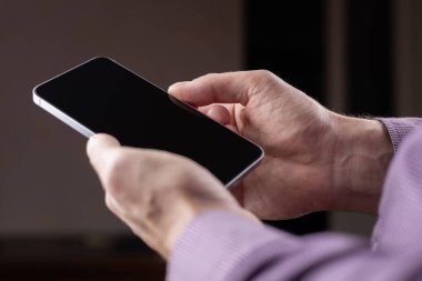 Yatırım analizi için şirkette çalışan iş adamı akıllı telefonla şirketin mali rapor dengesini belirliyor. Genç girişimciler için kavram ve başlangıç.