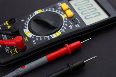 Koyu arkaplanda dijital çokölçer.