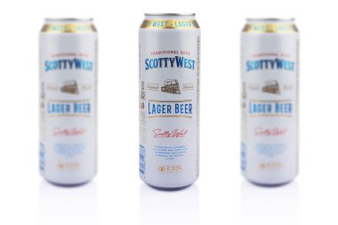 Dnipro, Ukrayna - Ocak 03, 2025: Scotty West lager birası beyaz arka planda kapanabilir. Yapımcılığını Letonyalı Cesu Alus üstlendi..