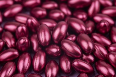 İnci yumuşak kapsüller. Vitaminler inci renkli haplarla. İlaç, eczane, uyuşturucu ve multivitamin yağları kavramı,