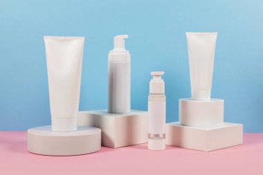 Geometrik podyumlarda kozmetik ürün modelleri. Kozmetik sunumu için arkaplan.