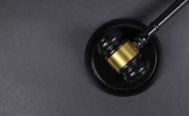 Tokmak çekicini gri arkaplana yaklaştır.