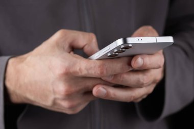 Akıllı cep telefonu kullanan bir adama yaklaş.