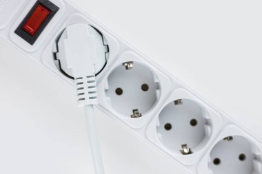 Elektrik prizli gerilim koruyucusu.