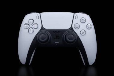 Dnipro Ukrayna - 29 Aralık 2024: Playstation 5 oyun dualsense denetleyici siyah arkaplanda izole edildi. Sony ps5 oyun alanı.