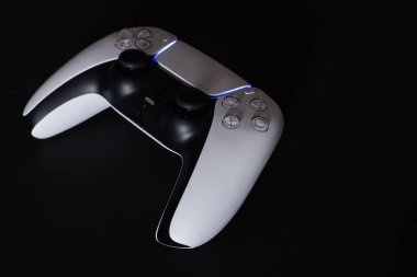 Dnipro Ukrayna - 29 Aralık 2024: Sony Play Station 5 'in yeni kablosuz kontrol sistemi olan Dualsense joystick veya oyun platformu.