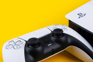 Dnipro Ukrayna - 29 Aralık 2024: Playstation 5 DualSense kablosuz kontrol ve yeni Sony oyun konsolu.