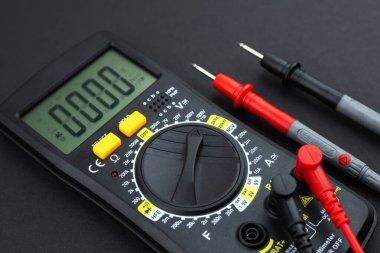 Koyu arkaplanda dijital çokölçer.