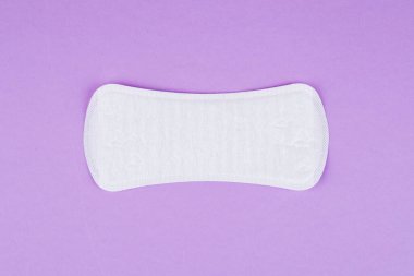 Beyaz ped. Adet dönemi ve günlük hijyen konsepti.