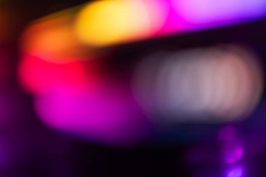 Renkli parlak ışık kıvılcımı dokuyu kıvılcımlandırır. Lacivert soyut örtüde kırmızı turuncu ışınlar.