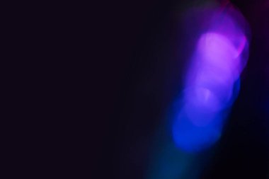 Renkli parlak ışık kıvılcımı dokuyu kıvılcımlandırır. Lacivert soyut örtüde kırmızı turuncu ışınlar.