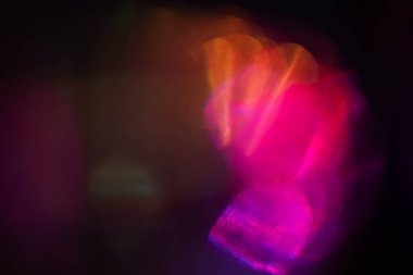 Prism Gökkuşağı Işığı 'nın koyu arkaplan örtüsü. Kristal işaret fişeği soyut etkisi. Holografik güneş ışığı yansıması duvar kağıdı, renkli parıltı bokeh.