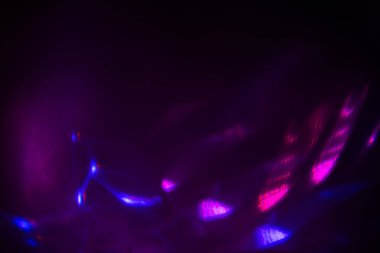 Siyah arkaplanda renkli ışık sızıntısı, uzun mercekte optik mercek parlaması olan soyut tasarım.