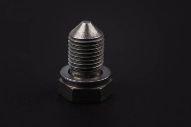 Koyu arkaplanda metal cıvata var. Tasarım ayrıntıları. Tasarım elemanları. Makro.