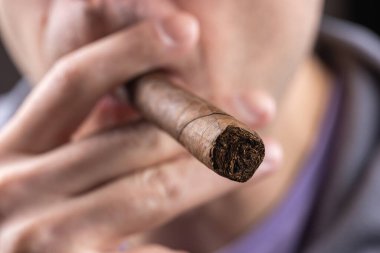 Küba purosu, elinde puro tutan bir adam.,