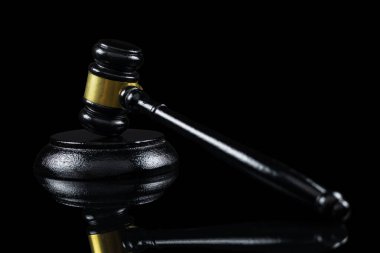 Adalet Divanı, Hukuk ve Kural Konsepti, Yargıç Gavel Masa 'da. siyah arkaplan