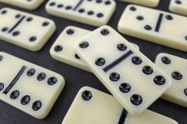 Beyaz domino taşı yığını koyu arkaplan.