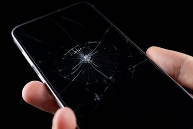 Siyah arkaplanda Kırık Ekran Akıllı Telefonu.