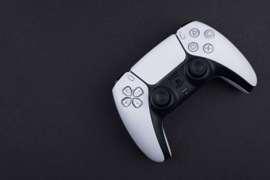 Dnipro Ukrayna - 29 Aralık 2024: Sony Play Station 5 'in yeni kablosuz kontrol sistemi olan Dualsense joystick veya oyun platformu.
