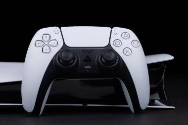Dnipro Ukrayna - 29 Aralık 2024: Playstation 5 DualSense kablosuz kontrol ve yeni Sony oyun konsolu.