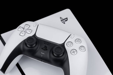 Dnipro Ukrayna - 29 Aralık 2024: Playstation 5 DualSense kablosuz kontrol ve yeni Sony oyun konsolu.