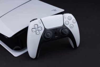 Dnipro Ukrayna - 29 Aralık 2024: Playstation 5 DualSense kablosuz kontrol ve yeni Sony oyun konsolu.