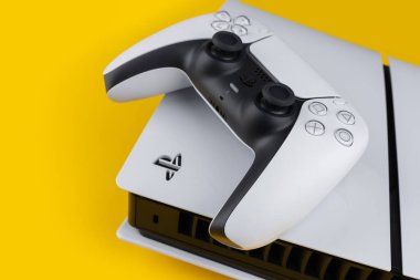 Dnipro Ukrayna - 29 Aralık 2024: Playstation 5 DualSense kablosuz kontrol ve yeni Sony oyun konsolu.