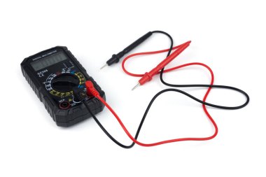 Sondaları olan ve beyaz arkaplanda izole edilmiş dijital çokölçer. Elektriksel araç. Siyah dijital multimetre, beyaz arka planda sondalar, multimetre elektronik bir ölçüm aracı.