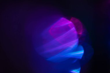 Neon bulanıklığı parlıyor. Renk ışığı örtüsü. Disko aydınlatması. Odaklanmamış mavi mor ötesi ışıltı koyu soyut boş arkaplan üzerindeki yumuşak doku.