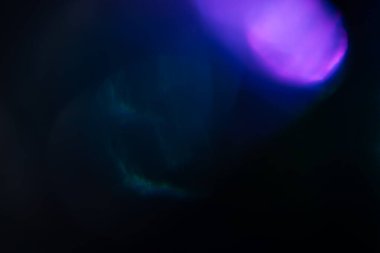 Prism Gökkuşağı Işığı 'nın koyu arkaplan örtüsü. Kristal işaret fişeği soyut etkisi. Holografik güneş ışığı yansıması duvar kağıdı, renkli parıltı bokeh.