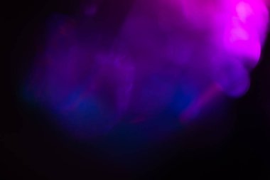 Prism Gökkuşağı Işığı 'nın koyu arkaplan örtüsü. Kristal işaret fişeği soyut etkisi. Holografik güneş ışığı yansıması duvar kağıdı, renkli parıltı bokeh.