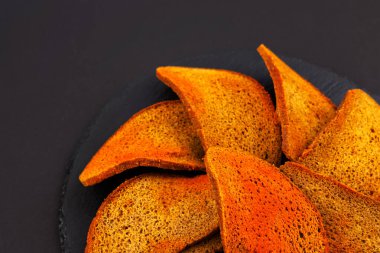 Çavdar Ekmek Kırıntıları, Ev Yapımı Kahverengi Ekmek Çubukları, Çıtır Ekmek Küpleri Dağılmış Yığınlar, Çavdar Ekmeği Kırıntıları, Kahverengi Kızarmış Tuzlu Krakerler