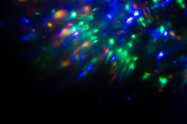 Renkli lens fişeği. Geleceğe yönelik bir geçmiş. Görüntü floresan UV 'nin öncülüğünde aydınlanma. Karanlık soyut örtüye odaklanmış neon mavisi pembe ışık.